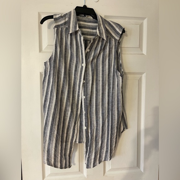 Max Studio Tops - Max Studio collared button down sleeveless top- like new